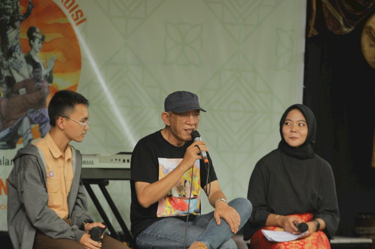 Pegiat teater dari Teater Potlot, Conie Sema sedang mengisi materi pada sharin session/Foto: Humaidy Kenedy