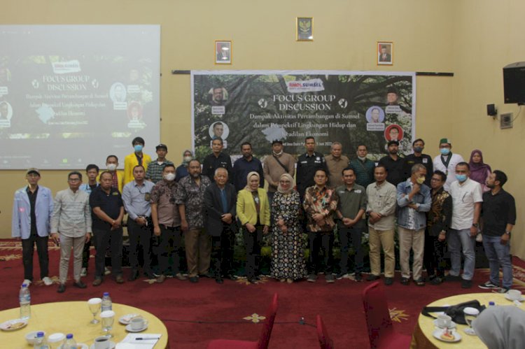 Foto bersama peserta diskusi dalam rangka Hari Lingkungan Hidup Sedunia yang digagas RMOLSumsel Research and Development. (Humaidy Kennedy/rmolsumsel.id)