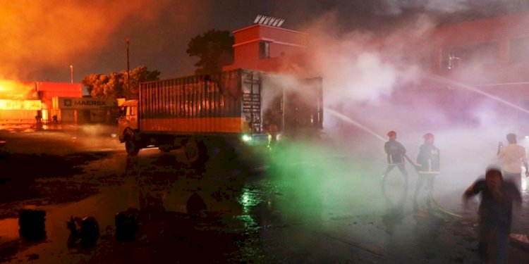 Petugas pemadam kebakaran bekerja untuk memadamkan api yang berkobar di Depot Kontainer BM Inland/Net