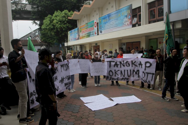Aksi demontrasi IMMUBA di Pengadilan Tipikor Palembang. (Humaidy Kennedy/rmolsumsel.id)