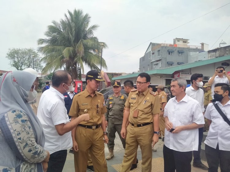 Wali Kota Palembang Harnojoyo saat memantau sejumlah titik di Kota Palembang. (Humaidy Aditya Kenedy/RMOLSumsel.id). 