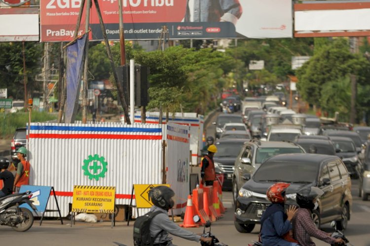 Lokasi pembangunan Flyover Sekip Ujung Palembang, yang terlihat semakin padat kendaraan. (Humaidy Kennedy/rmolsumsel.id)