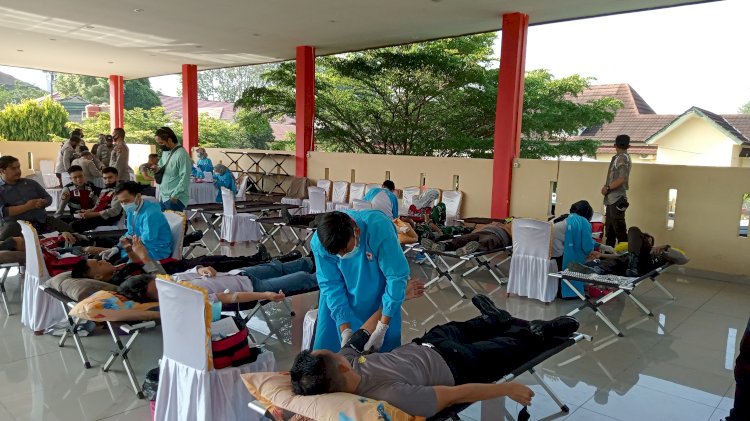 Polres Muara Enim menggelar aksi donor darah sebagai rangkaian Hari Bhayangkara ke-76. (Noviansyah/RMOLSumsel.id). 