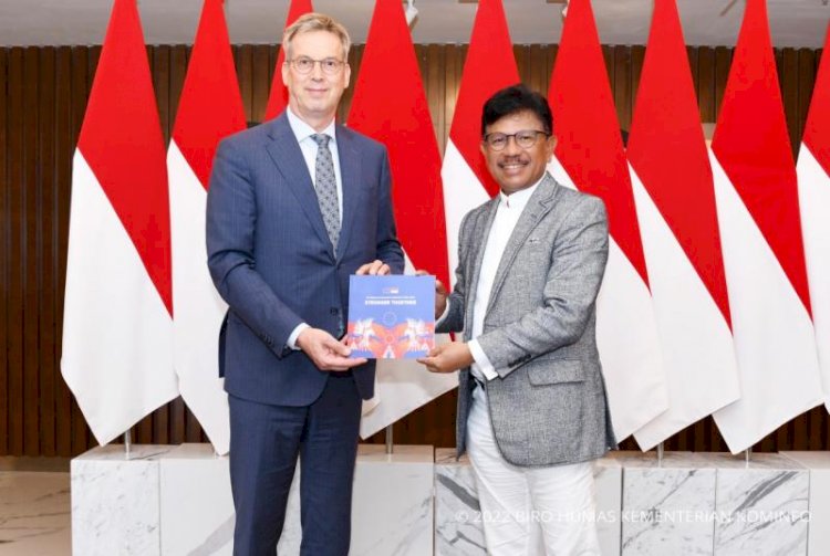 Menkominfo, Johnny G.Plate (kanan) dan Duta Besar Uni Eropa untuk Indonesia H.E. Vincent Piket (kiri). (Kominfo/rmolsumsel.id)