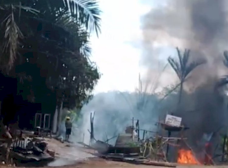 Pipa minyak dan gas (migas) meledak dan terbakar, Rabu (8/6), sekitar pukul 11.00 Wib yang menyebabkan rumah warga di BTS Ulu hangus terbakar/ist