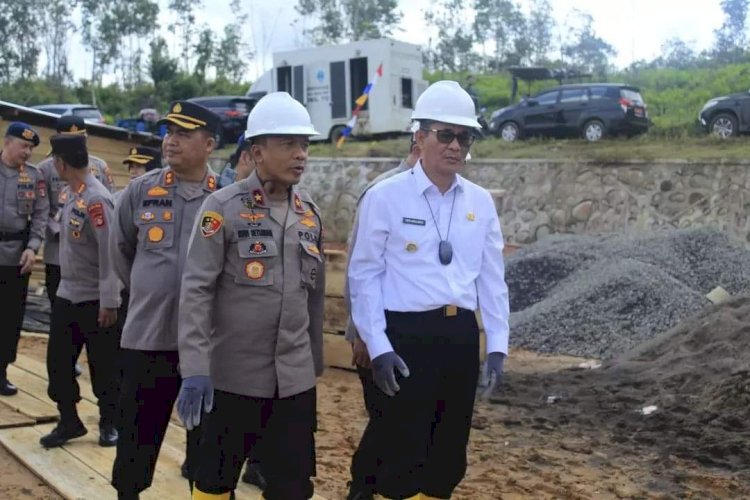 Kapolda Sumatera Selatan Irjen Pol Drs Toni Harmanto MH didampingi Wakapolda Sumsel Brigjen Pol Budi Setiawan SIK SH MH juga Bupati Penukal Abab Lematang Ilir (PALI) H Heri Amalindo/ist