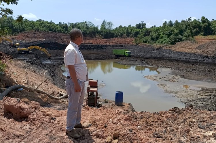 Kepala Desa Talang Bulang Menriadi meninjau lokasi tambang Batubara milik PT BSSE/ist