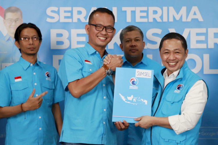 Pengurus DPW Partai Gelora Provinsi Sumatera Selatan (Sumsel) saat menyerahkan berkas kesiapan untuk diverifikasi faktual dari struktur DPW, DPD , DPC Se-Sumsel kepada pihak Anis Matta, Ketua Umum Partai Gelora di Jakarta/ist