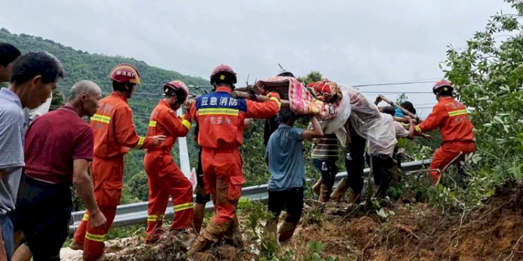 Evakuasi korban longsor di Guangxi Zhuang. (Istimewa/net)