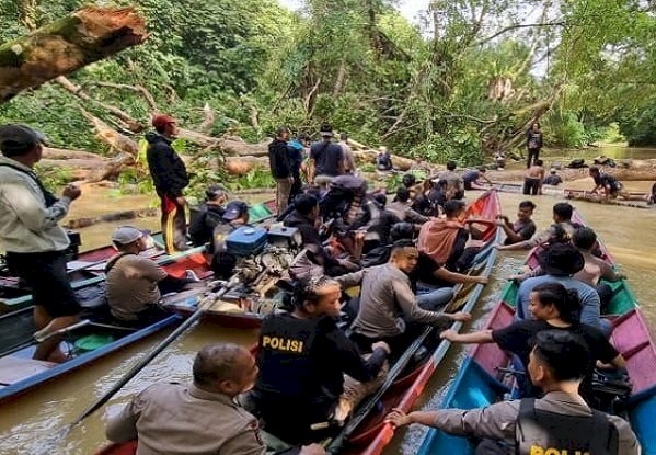 Ratusan personal Polres Muratara saat melakukan penggerebekan tambang emas ilegal di Muratara. (Istimewa/rmolsumsel.id)