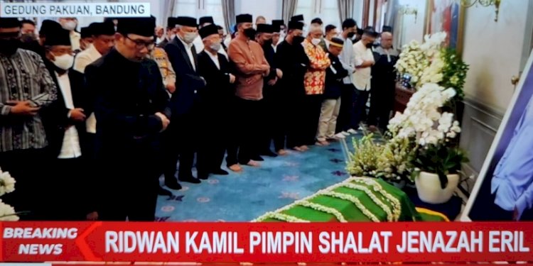 Gubernur Jawa Barat Ridwan menjadi imam shalat jenazah untuk putra sulungnya, Emmeril Kahn Mumtadz atau Eril/Repro