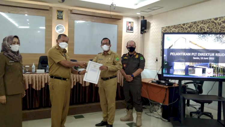 Pj Sekda Muba Musni Wijaya menyerahkan SK Plt Direktur RSUD Sekayu kepada Azmi Dariusmansyah. (Ist) 