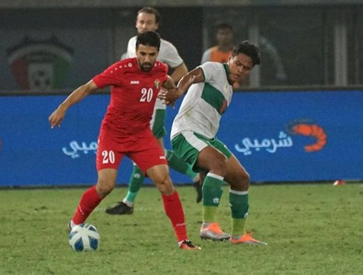 Pemain timnas Indonesia berusaha menghalau pergerakan dari pemain Yordania/net