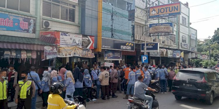 Ratusan karyawan Titan Group mendatangi kantor Bank Mandiri mendesak pembukaan rekening yang diblokir/RMOLSumsel
