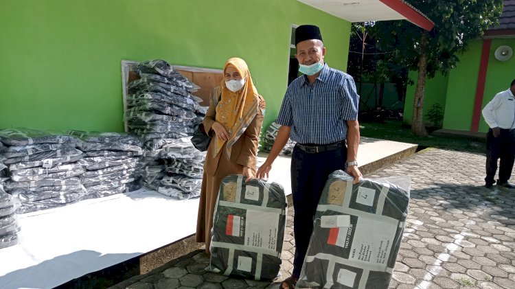 CJH asal Muara Enim melakukan pengambilan tas untuk ibadah haji. (Noviansyah/Rmolsumsel.id). 