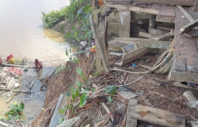 Tampak rumah warga hancur akibat longsor yang terjadi pada Senin (12/6) dini hari. (Ist). 