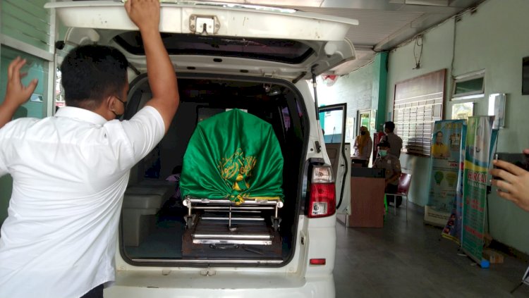 Jenazah korban saat hendak dibawa ke kediaman dari RSUD Sekayu. (Amarullah Diansyah/Rmolsumsel.id). 