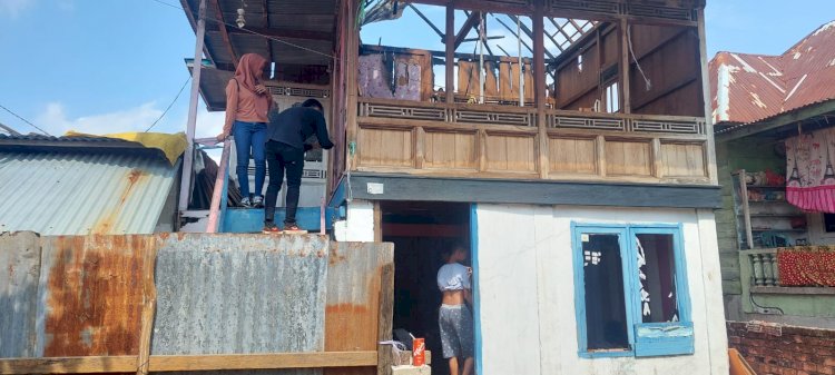 Tampak rumah Sulaiman rusak akibat dibakar Reza, anaknya sendiri. (amizon/rmolsumsel.id)
