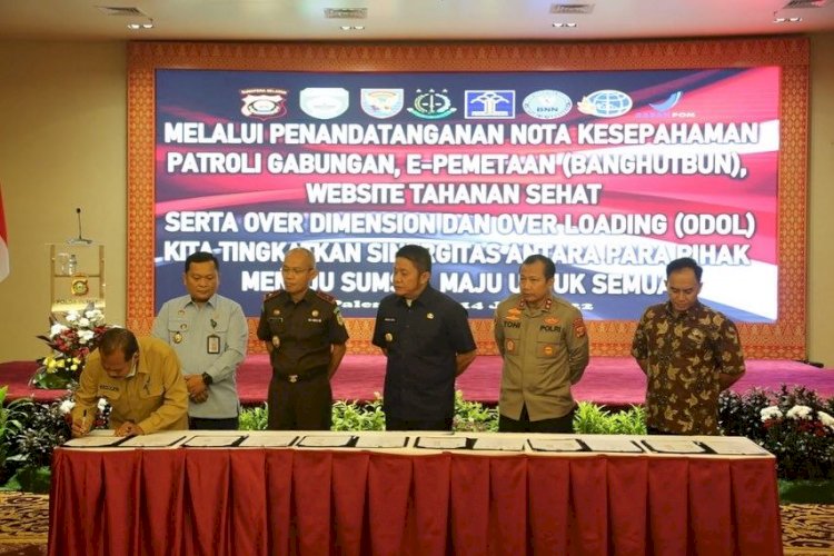 Penandatanganan Nota Kesepahaman oleh  Gubernur Sumatera Selatan (sumsel) H Herman Deru bersama Kapolda Sumsel Irjen Pol Toni Harmanto dan Forkompimda Sumsel di Aula Utama Lantai 7 Gedung Presisi Mapolda Sumsel di gelar, Selasa (14/6). (Ist/rmolsumsel.id)