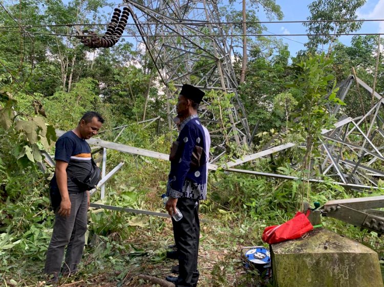 Tampak tower SUTET di Kecamatan Tungkal Jaya Kabupaten Muba ambruk. (ist). 