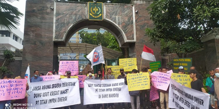 Komite Anti Korupsi Indonesia (KAKI) saat melakukan unjuk rasa sekaligus melaporkan dugaan korupsi penyalahgunaan kredit PT Titan Group pada Bank Mandiri/Ist