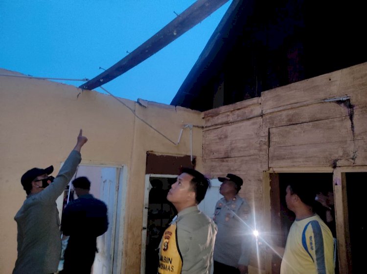 Kondisi rumah yang rusak akibat dihantam angin puting beliung. (Istimewa/rmolsumsel.id)