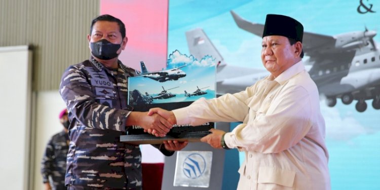 Menteri Pertahanan, Prabowo Subianto saat menyerahkan alutsista ke TNI Angkatan Laut. (Istimewa/rmolsumsel.id)