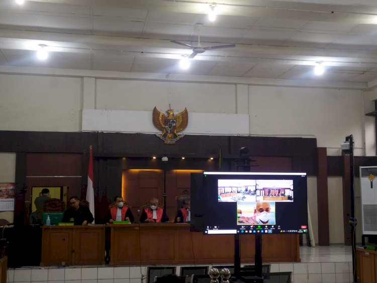 Alex Noerdin mendengarkan vonis hakim terkait kasus yang menjeratnya/Foto:Yosep Indra Praja