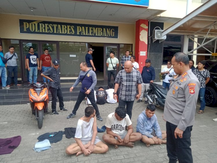 Ketiga pelaku pembunuhan pelajar di Palembang saat diamankan di Mapolresta Palembang. (Amizon/Rmolsumsel.id). 