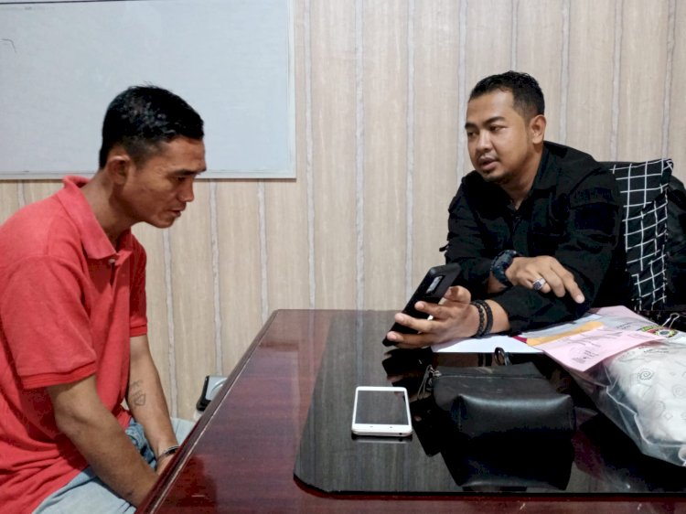 Tersangka Aman (28) saat diamankan di Mapolsek Plaju. (ist/rmolsumsel.id)