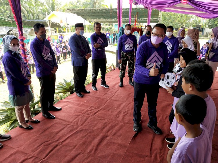 Pembagian paket makanan kepada siswa SD di Kabupaten PALI. (ist/rmolsumsel.id)