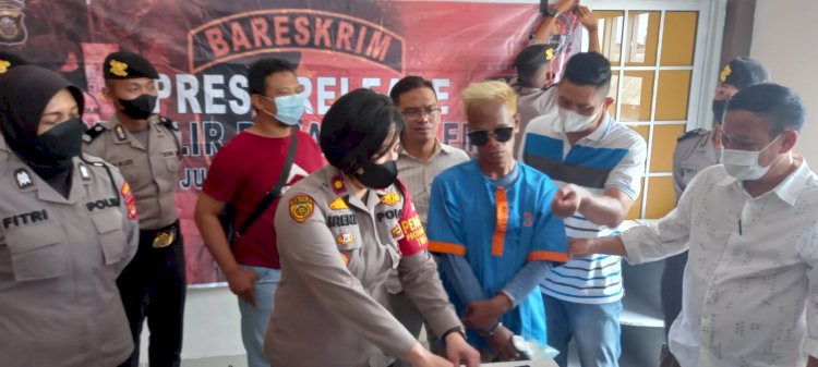 Kapolsek IB I, Irene saat memberikan keterangan pers terkait aksi bandit pecah kaca di Mapolsek IB I Palembang. (Mizon/rmolsumsel.id)