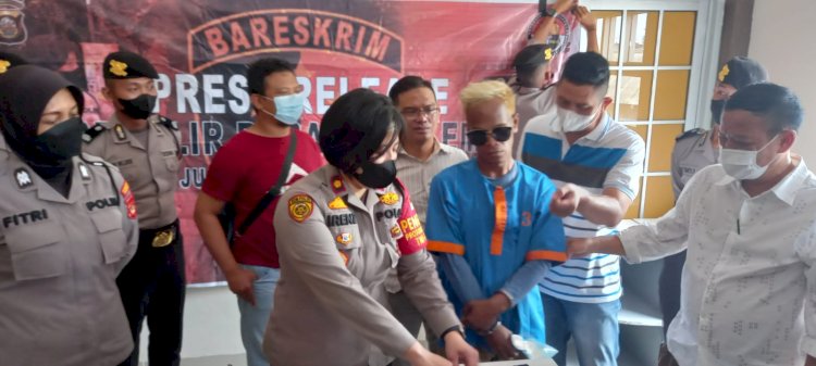 Kapolsek IB I, Irene saat memberikan keterangan pers terkait aksi bandit pecah kaca di Mapolsek IB I Palembang. (Mizon/rmolsumsel.id)