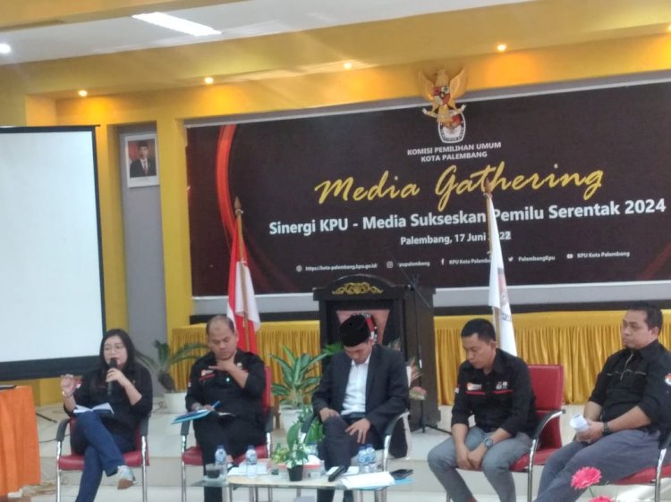 KPU Palembang menggelar media gathering bersama awak media, Jumat (17/6/2022). (Dudi Oskandar/Rmolsumsel.id). 