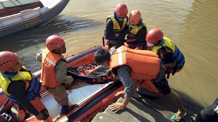 Korban saat ditemukan meninggal dunia usai tenggelam di Sungai Musi. Ist
