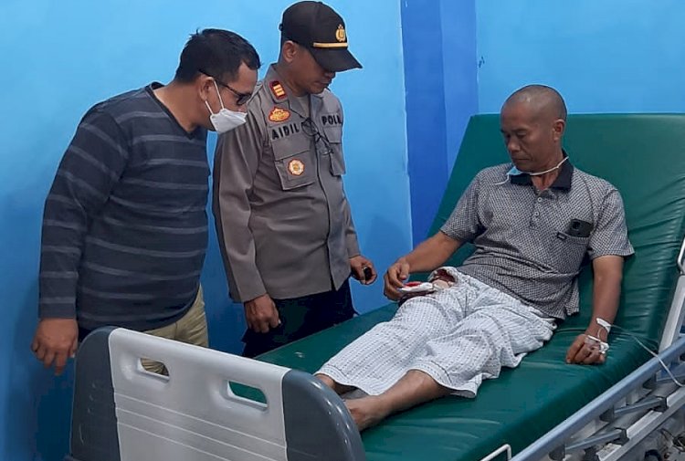  Kapolsek Tebing Tinggi saat melihat kondisi korban penembakan di RSUD Empat Lawang/ist
