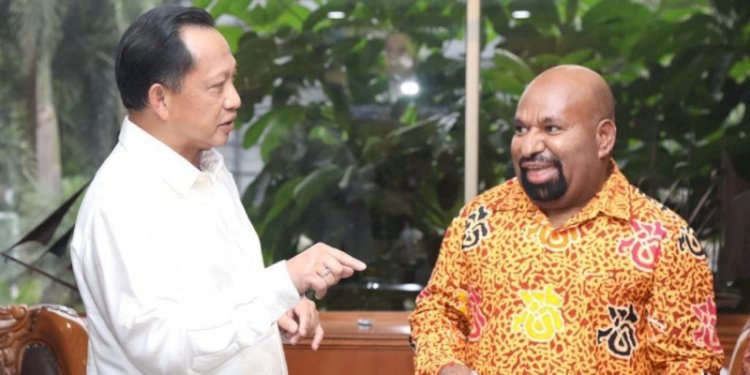 Mendagri, Tito Karnavian saat bertemu Gubernur Papua, Lukas Enembe. (Istimewa/net)