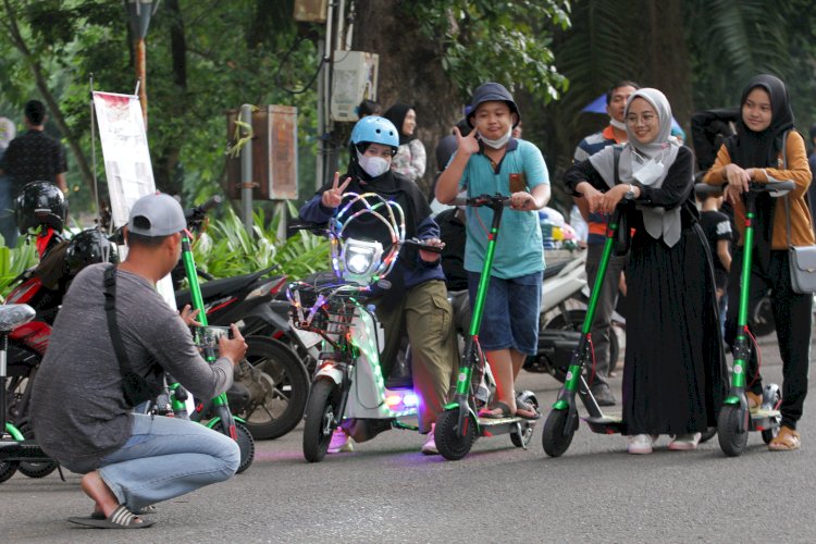 Sejumlah pengguna jasa sewa skuter listrik tengah berpose ria di Taman KI. (kenedy/rmolsumsel.id)