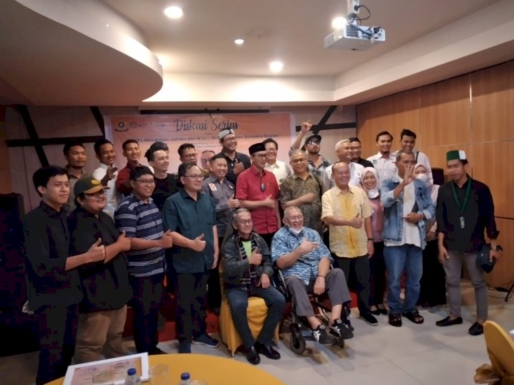 Foto bersama peserta dan narasumber Diskusi Serius Bertema (RE) Aktualisasi Jatidiri dan Nilai-nilai Keluhuran Sumatera Selatan yang di selenggarakan oleh Fakultas FISIP Universitas Sriwijaya, di Hotel Swarna Dwipa, Minggu (19/6). (dudi oskandar/rmolsumsel.id)