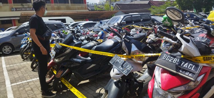 Barang bukti puluhan motor yang diamankan polisi saat penggerebekan Arena Sabung ayam di Palembang. (Amizon/Rmolsumsel.id). 