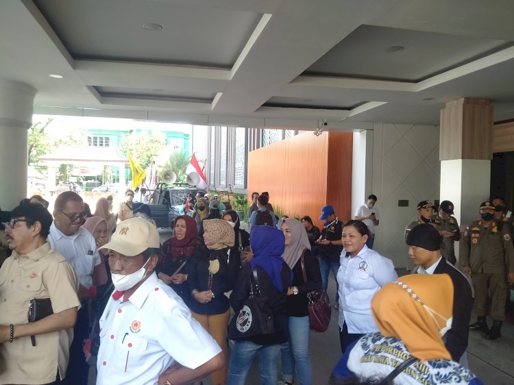 Puluhan KONI Sumsel mendatangi kantor Gubernur Sumatera Selatan