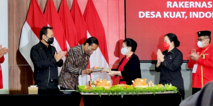 Presiden Joko Widodo menerima potongan tumpeng dari Ketua Umum Partai Demokrasi Indonesia Perjuangan (PDIP), Megawati Soekarnoputri di sela Rakernas II/Dok PDIP