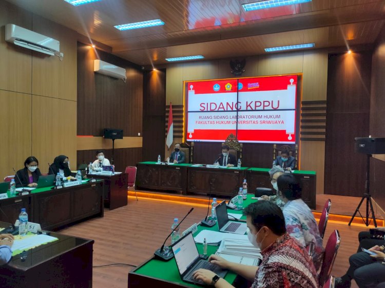 Sidang KPPU dugaan pelanggaran  pelaksanaan kemitraan antara PT Guthrie Pecconina Indonesia dengan petani plasma kelapa sawit Musi Banyuasin yang tergabung dalam KUD Sinar Delima. (eko prasetyo/rmolsumsel.id)