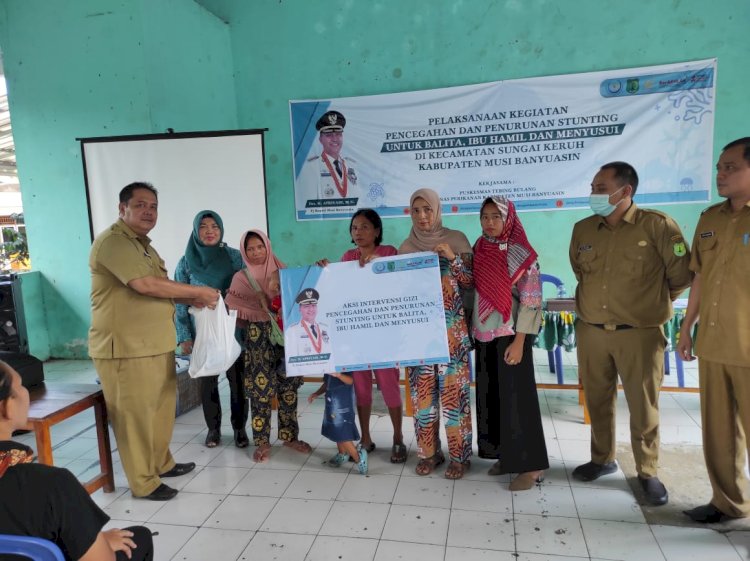 Simbolis pembagian ikan segar kepada warga di Muba untuk mencegah stunting. (Istimewa/rmolsumsel.id)