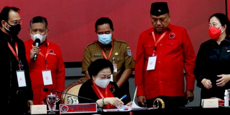 Ketua Umum PDIP Megawati Soekarnoputri saat menerima Banpol dari pemerintah/Ist