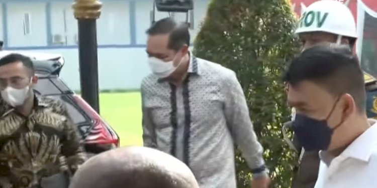 Mantan Menteri Perdagangan RI, Muhammad Lutfi saat tiba di Kejaksaan Agung RI, Rabu (22/6)/Repro.