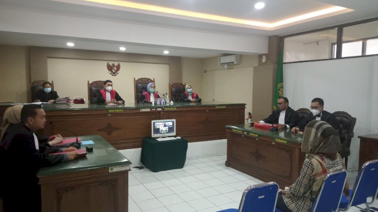 Suasana persidangan kasus oknum polisi bakar pacarnya yang dilakukan secara daring. (Istimewa/rmolsumsel.id)