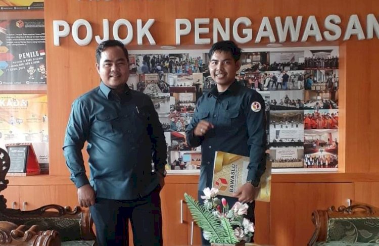 Ketua Bawaslu PALI, Heru Muharam bersama Kepala Sekretariat (Kasek) Bawaslu PALI, Adi Kurniawan. 