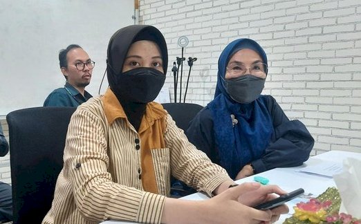 Briptu Suci Darma (kiri) bersama kuasa hukum Titis Rachmawati. (ist/rmolsumsel.id)