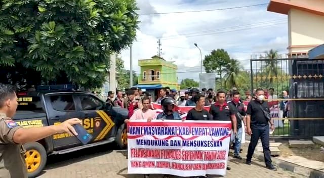 Ratusan massa NCW saat menggelar aksi unjuk rasa di Kantor Bupati Empat Lawang. (ist/rmolsumsel.id)